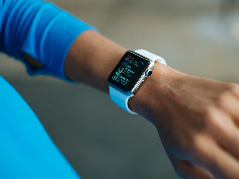 Smartwatch a smartband – dlaczego warto mieć jedno z urządzeń?